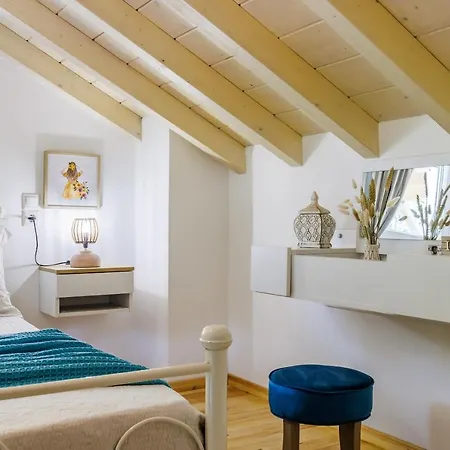 Karderina Cozy By The River *